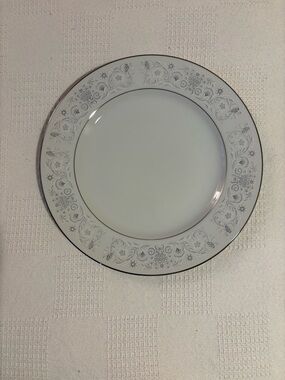 VINTAGE Crown Victoria “Lovelace”or“Empress”Dinner Plate made in Japan by SILVIA